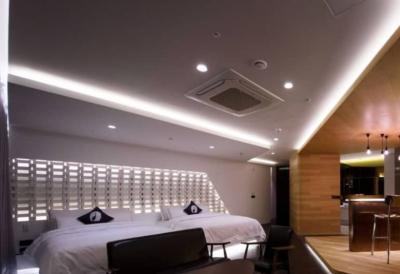 déco lumineuse de chambre à coucher avec rubans LED au plafond