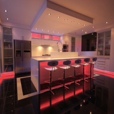 bandes de ruban LED rouge posées dans la cuisine