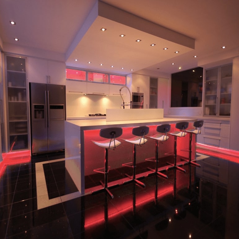 cuisine éclairée avec des rubans LED diffusant une lumière rouge