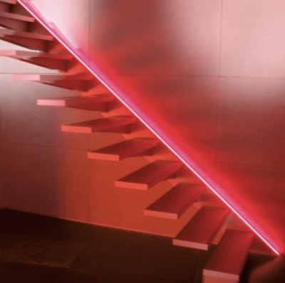 ruban LED rouge sur un escalier