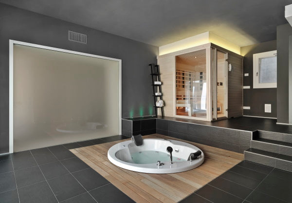 ruban LED au palfond d'une grande salle de bain design