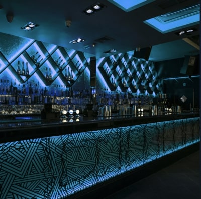 éclairage d'un bar avec des rubans LED bleus
