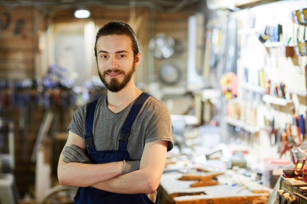 spot LED au plafond d'un atelier