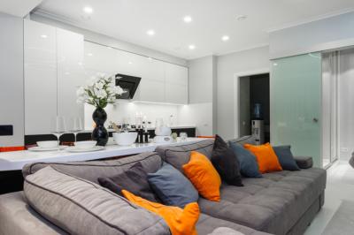 spots LED au plafond d'un séjour cosy et moderne