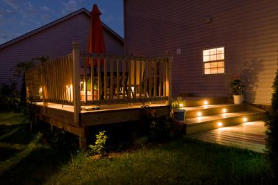 spots LED encastrables extérieurs qui éclairent les marches d'une terrasse en bois