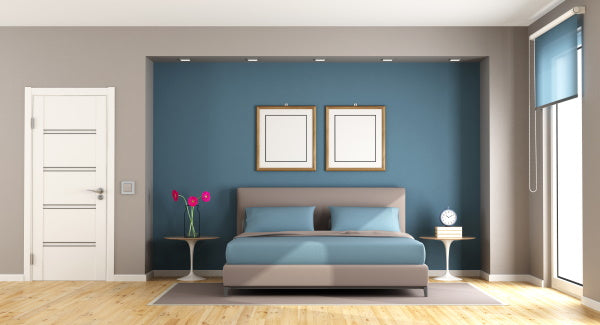 5 spots LED au plafond d'une grande chambre moderne, au-dessus du lit