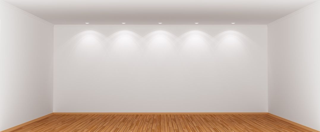 5 spots lumineux au plafond d'une pièce vide