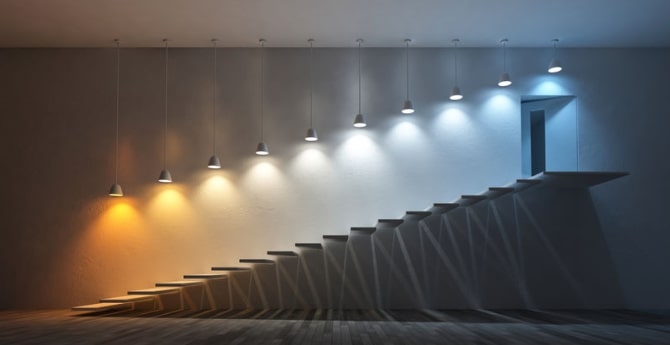 10 suspensions luminaires au-dessus des marches d'un escalier, diffusant une couleur d'éclairage du blanc chaud au blanc le plus froid