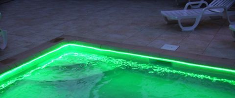 piscine éclairé par du ruban led vert