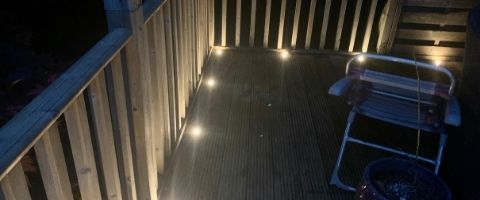 terrasse en bois éclairé par des spots encastrable dans le sol