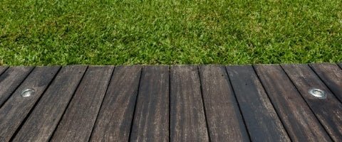 Choisir et installer des spots sur une terrasse en bois