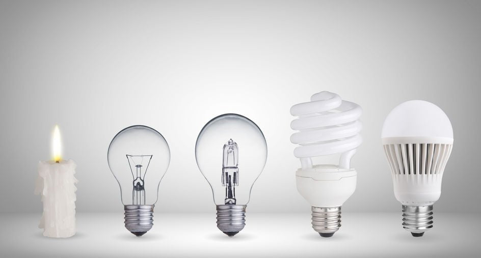 cinq ampoules alignées, de gauche à droite : bougie, ampoule à incandescence, ampoule halogène, ampoule fluocompacte, ampoule LED
