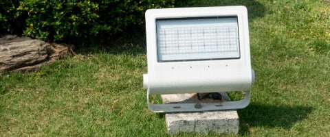 Installer un projecteur LED pour éclairer le jardin