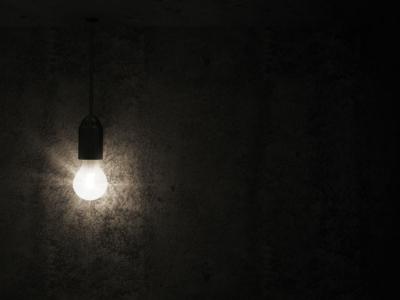 ampoule LED sur fond noir diffusant une lumière blanc neutre