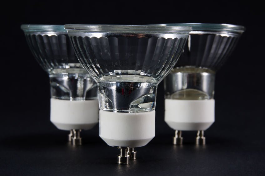 3 ampoules LED de culot GU10, posées sur leurs broches