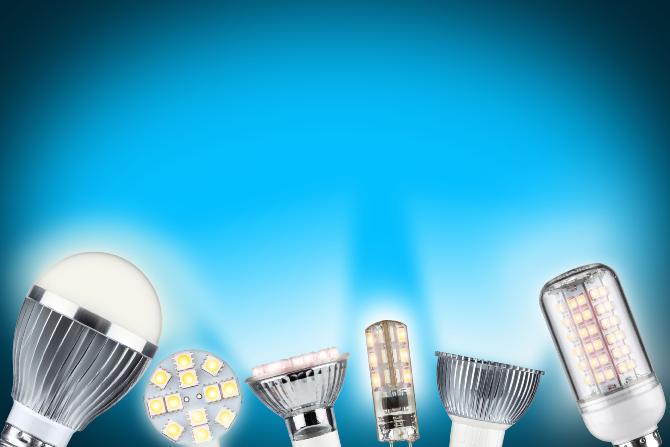 six types d'ampoules LED alignées sur fond bleu