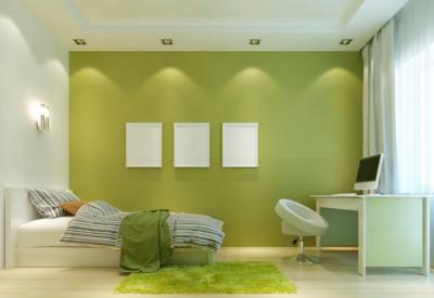éclairage chaud et cosy dans chambre verte et moderne
