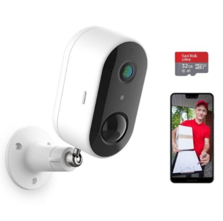 caméra extérieure connectée à un smartphone dans lequel on voit un livreur à l'entrée d'une maison