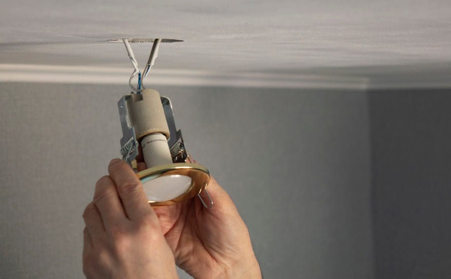 Comment remplacer une ampoule de spot encastrable 