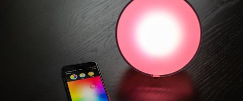 lampe connecté rose avec smartphone