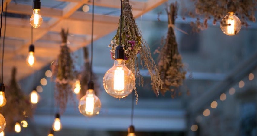 ampoule LED suspendues décorées avec des fleurs