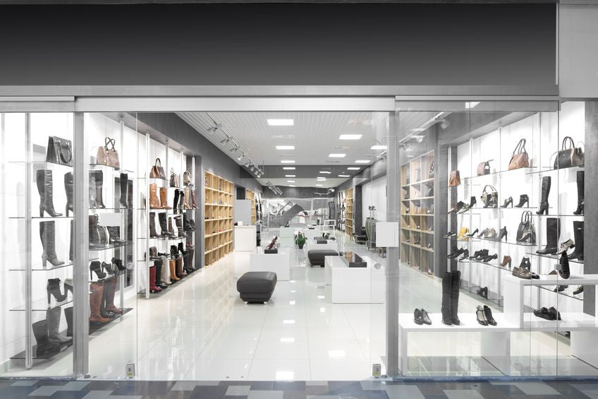 magasin design de chaussures avec éclairage panneaux LED au plafond