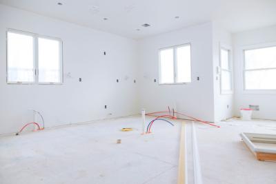 faux plafond en travaux, avec emplacements pour spots