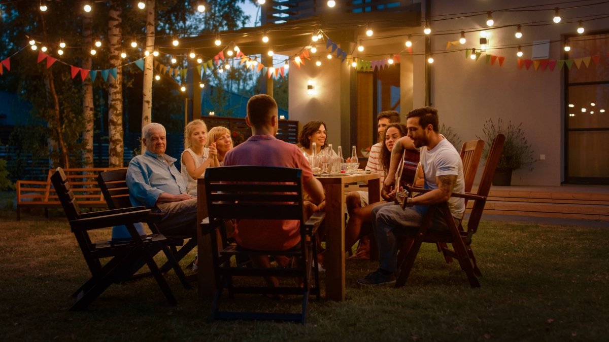 Soirée entre amis dans jardin