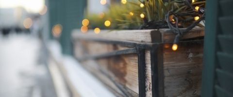 Égayer son balcon avec une guirlande lumineuse