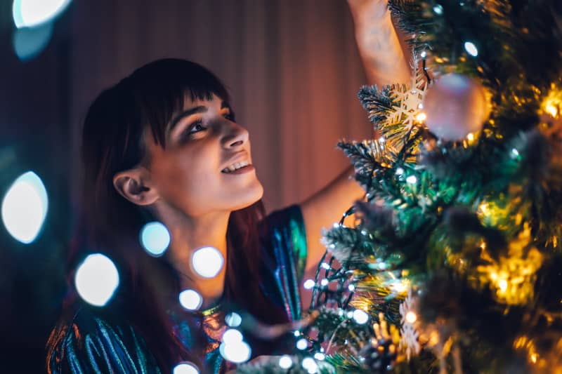 décoration sapin avec guirlandes