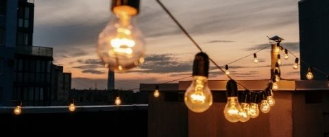 Astuces déco avec une guirlande lumineuse extérieure de grande longueur