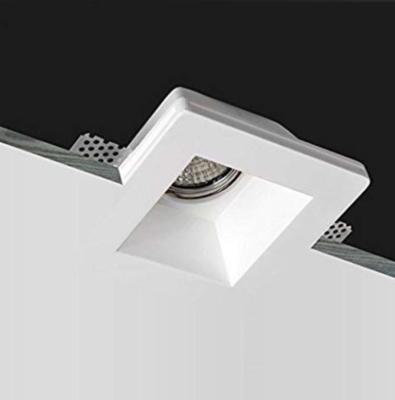 spot LED GU10 au plafond avec installation de l'ampoule LED GU10