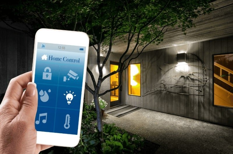 jardin connecté et intelligent, avec smartphone qui contrôle l'éclairage