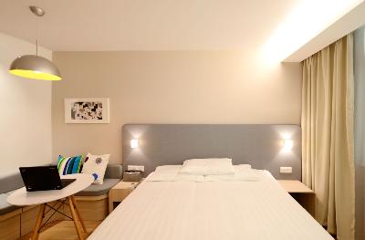 appliques murales blanc chaud sur la tête de lit d'une chambre d'adulte