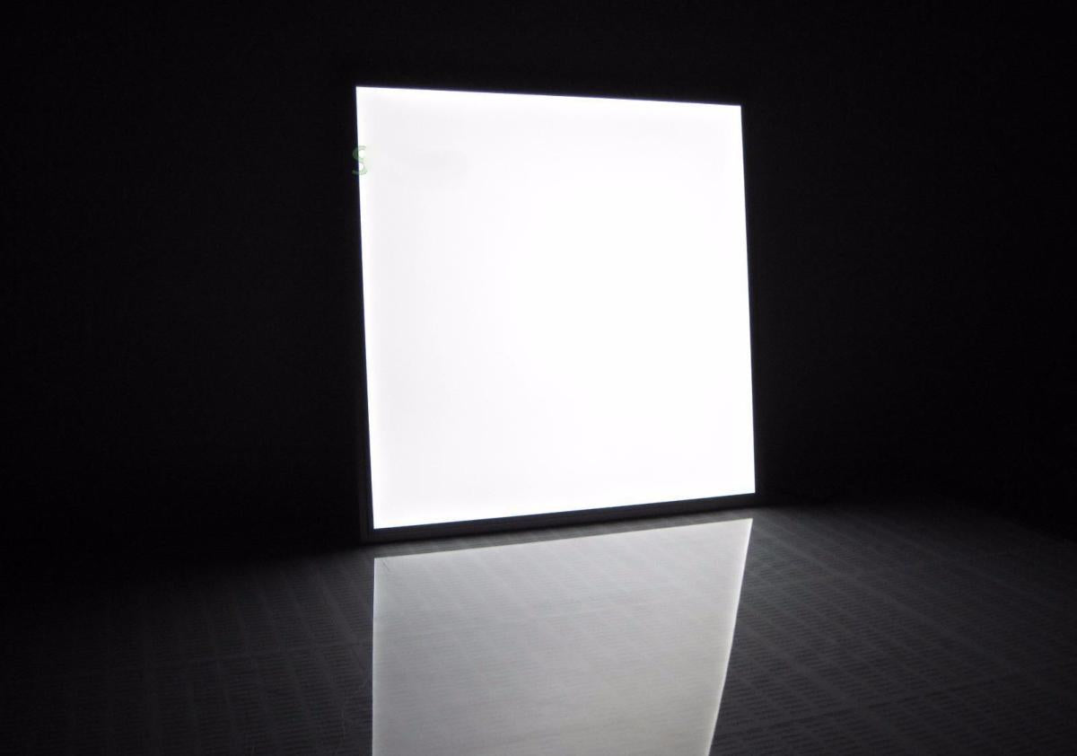 panneau LED carré 60 sur 60 centimètres blanc sur fond noir