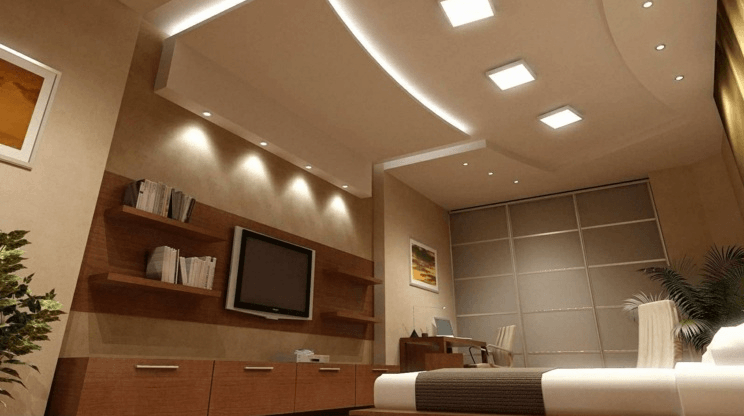 chambre d'hôtel dans les teintes marron éclairée par des panneaux LED et spots LED au plafond