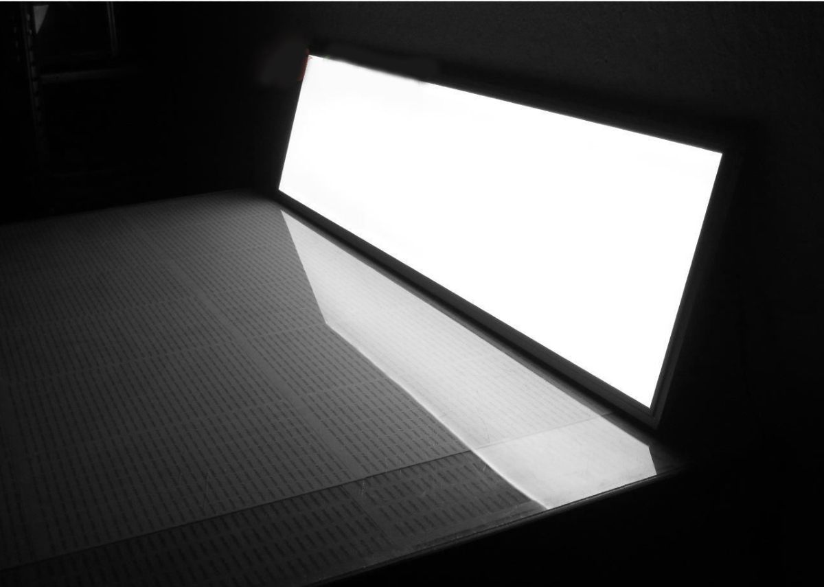 panneau LED rectangulaire blanc sur fond noir