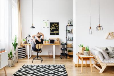 petites suspensions au plafond d'un studio charmant