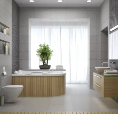 3 spots encastrables ronds au plafond d'une salle de bain