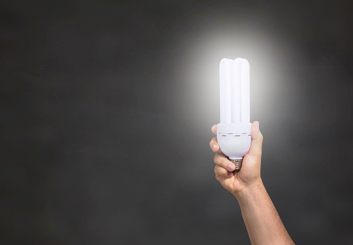 ampoule puissante et lumineuse tenue par une main