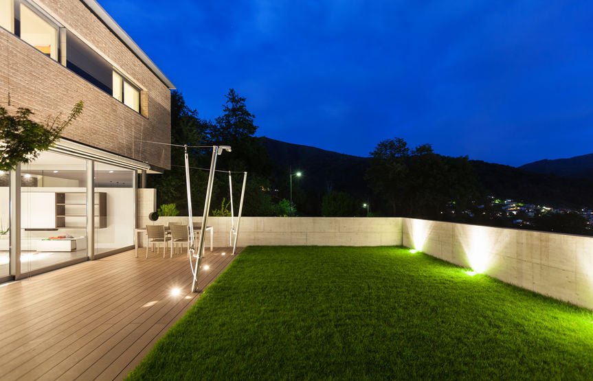 maison design avec jardin et terrasse éclairés avec spots LED extérieurs