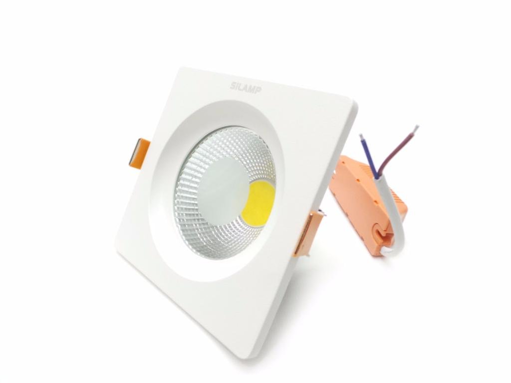 spot LED encastrable carré de couleur blanche