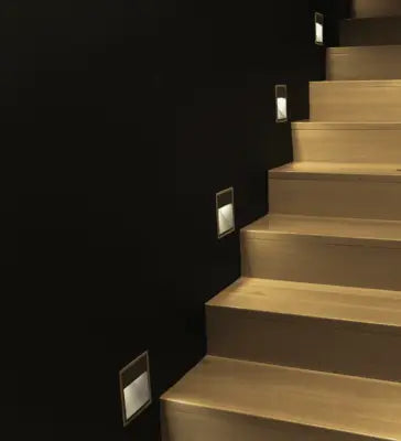 spots LED muraux intérieurs au-dessus des marches d'un escalier design