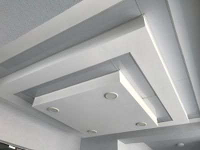 4 spots LED installés dans un faux plafond
