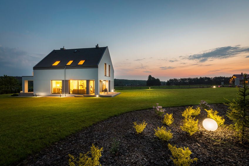 éclairage extérieur de maison avec des spots IP44 au niveau de la terrasse et de la façade