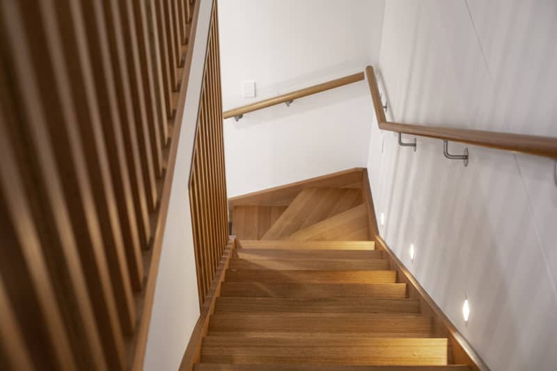 spots muraux intérieurs au-dessus des marches d'un escalier en bois