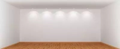 5 spots lumineux alignés au plafond d'une pièce blanche