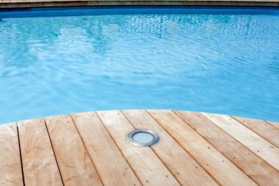 spot lumineux encastré sur une terrasse de piscine