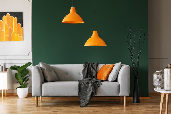 suspensions tendances de couleur orange dans un salon