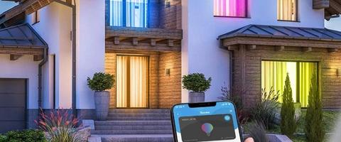 smartphone connecté aux lumière de couleur de la maison